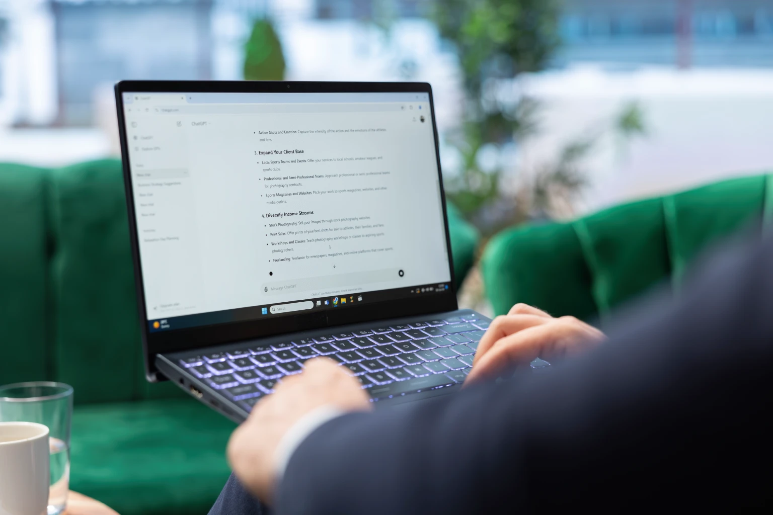 Persona escribiendo en un notebook con la interfaz de ChatGPT abierta en la pantalla