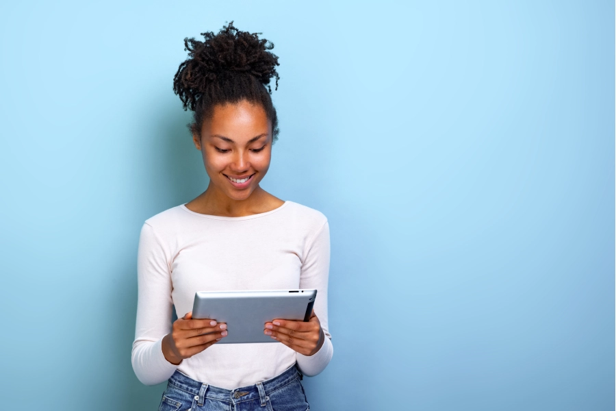 Joven sonriente usando una tablet