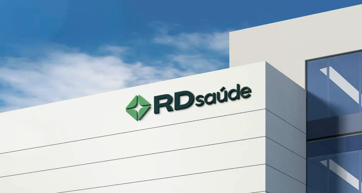 Fachada del edificio de RD Saúde con el logotipo de la empresa