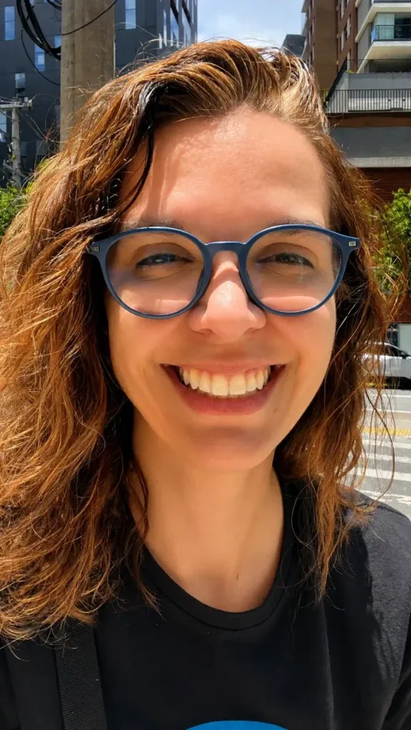 Renata Capucci sorrindo ao ar livre