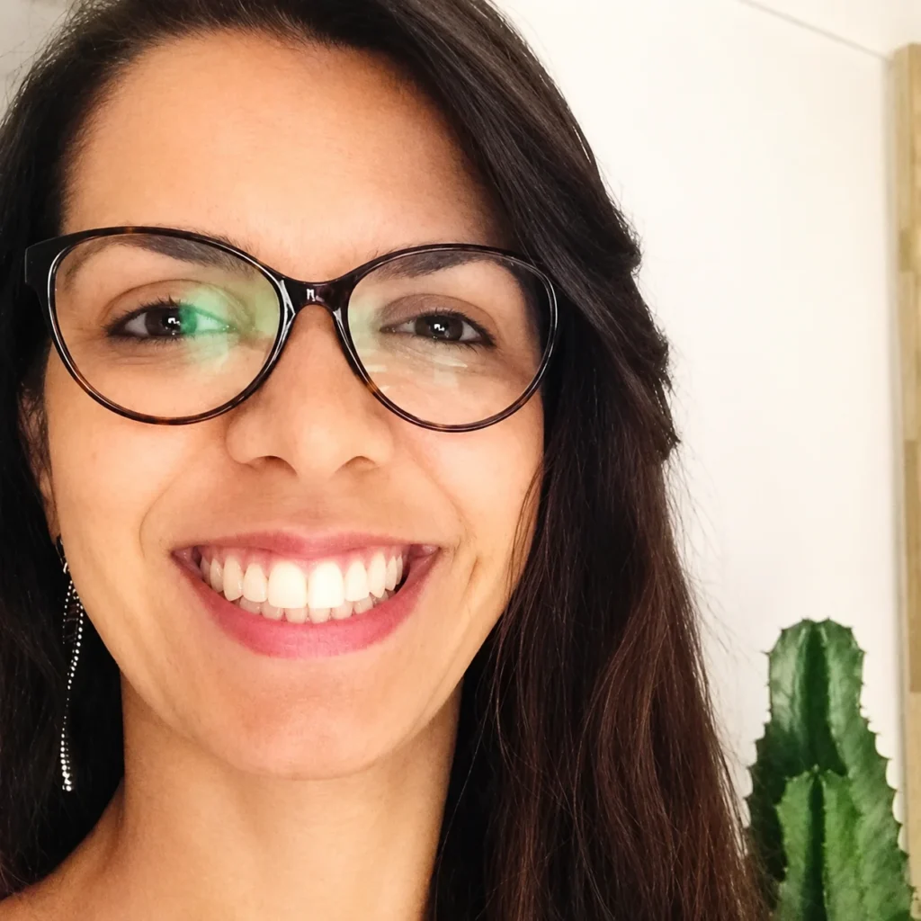 Renata Capucci sorrindo em um retrato de perto