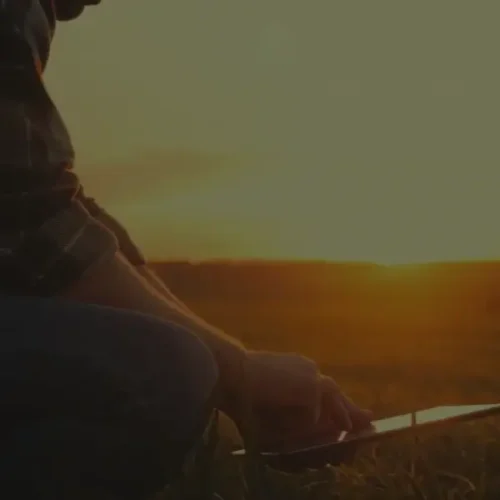Como a ADAMA modernizou seu app com IA generativa e aumentou a eficiência no campo
