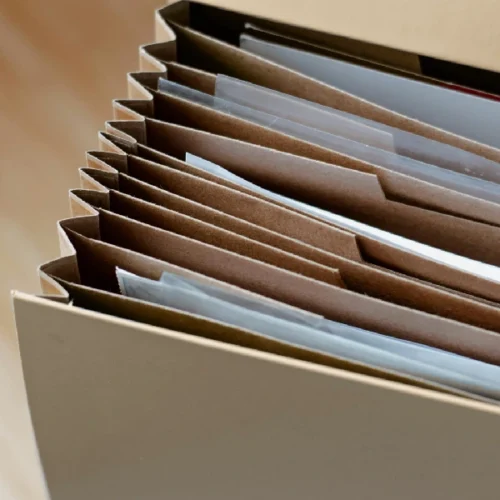 Operadora de telecom automatiza verificação de até 1 milhão de documentos com IA da BRQ, garantindo 90% de precisão e redução de custos operacionais