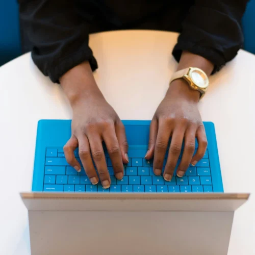 Instituição financeira reduz em 50% o tempo de preenchimento de formulários com automação inteligente da BRQ